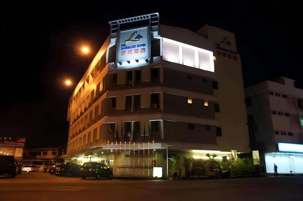 The Landmark Hotel Бату Пахат Екстериор снимка
