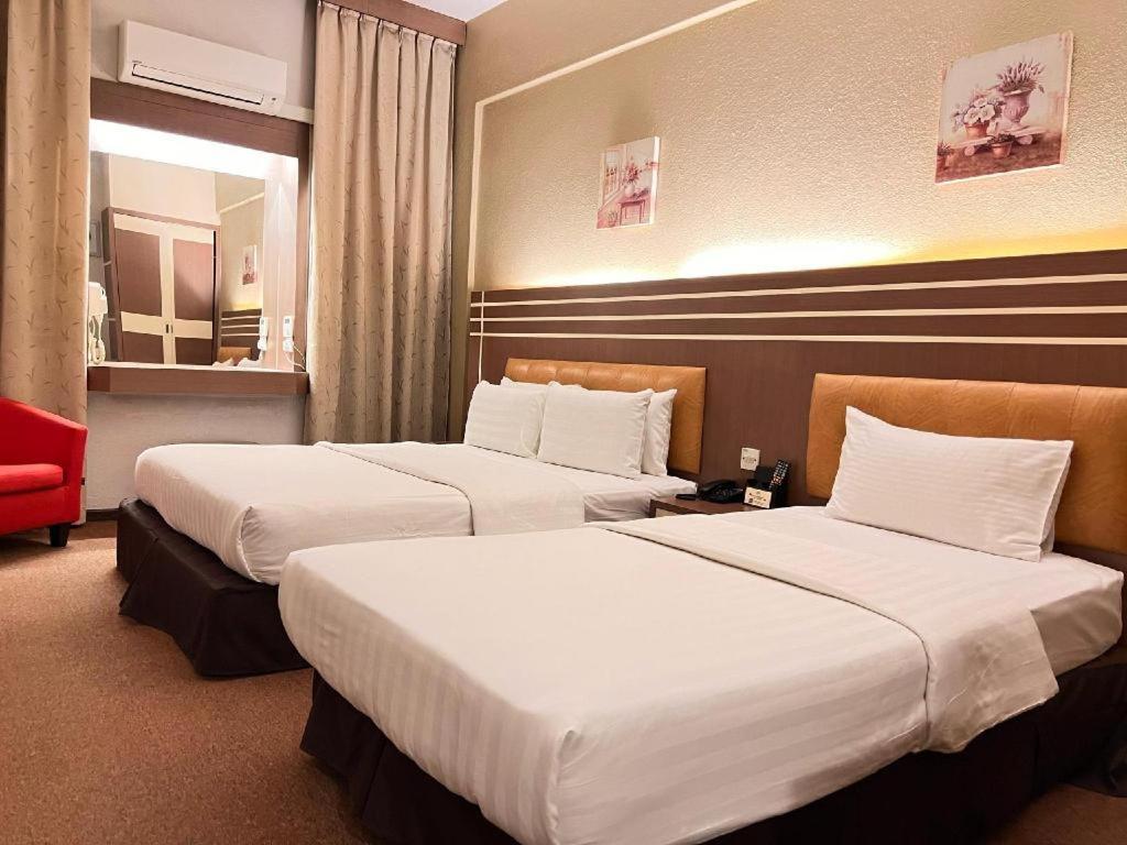 The Landmark Hotel Бату Пахат Екстериор снимка