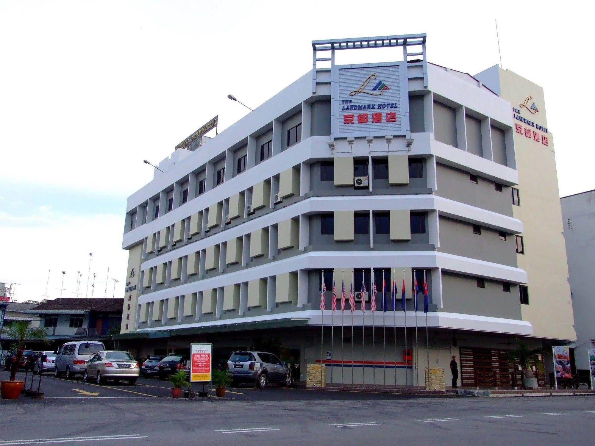 The Landmark Hotel Бату Пахат Екстериор снимка